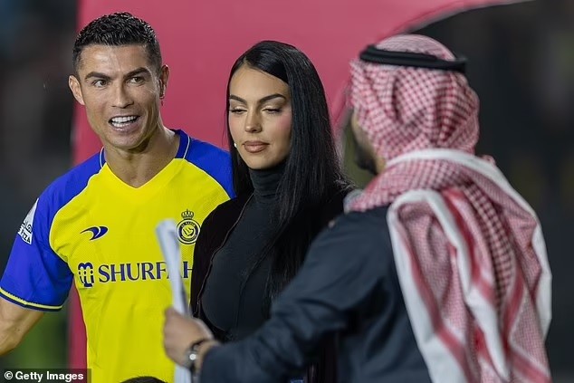 Cuộc sống của Ronaldo và bạn gái ở Saudi Arabia ra sao