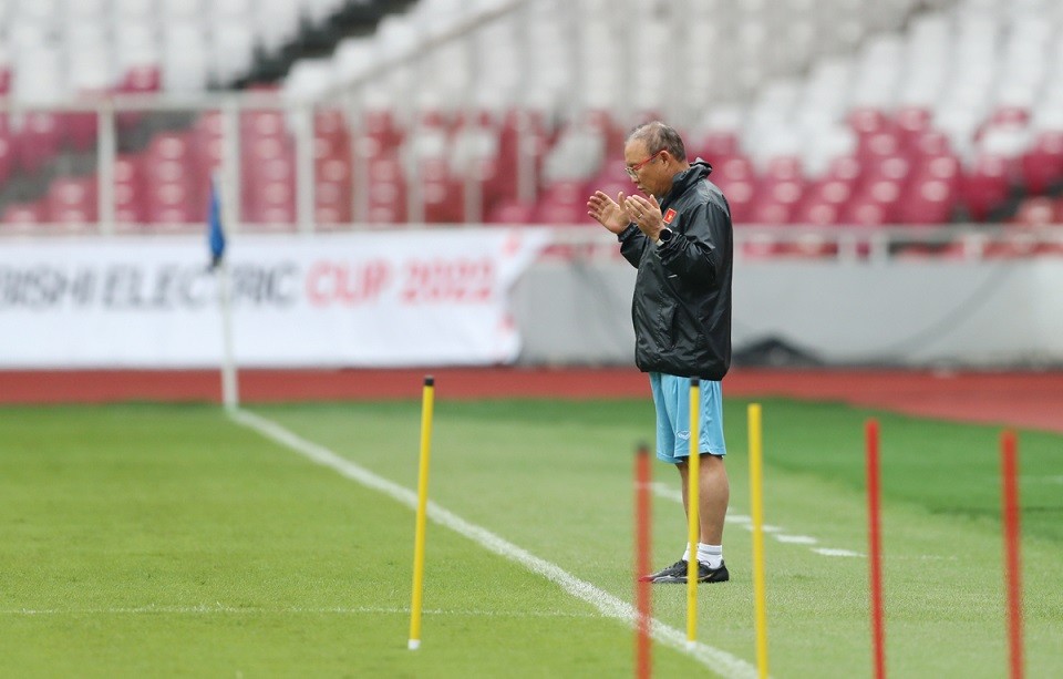 Chiều 5/1, tuyển Việt Nam tập buổi duy nhất làm quen sân Gelora Bung Karno. Trước khi bước vào buổi tập, HLV Park Hang Seo đứng cầu nguyện bên ngoài đường biên. Đây là nghi thức nhà cầm quân người Hàn Quốc thường thực hiện mỗi khi chuẩn bị bước vào một trận đấu quan trọng.