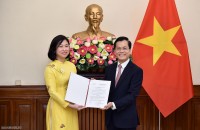 Thứ trưởng Ngoại giao Hà Kim Ngọc trao quyết định tiếp nhận và bổ nhiệm cấp Vụ