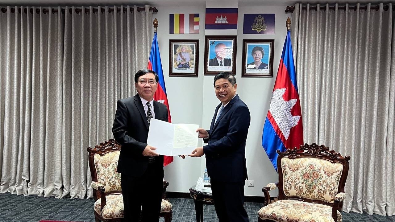 Tổng lãnh sự Việt Nam tại Sihanoukville Lại Xuân Chiến trình Thư ủy nhiệm Lãnh sự
