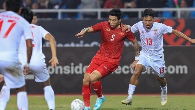 Đoàn Văn Hậu tìm trọng tài để hỏi chuyện sau trận hòa Indonesia