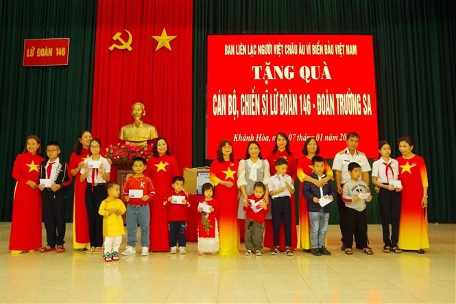 Ban Liên lạc người Việt châu Âu “Vì biển, đảo Việt Nam” trao tặng học bổng cho 10 học sinh thuộc diện khó khăn là con em các chiến sĩ đang làm nhiệm vụ tại quần đảo Trường Sa, mỗi suất trị giá 2 triệu đồng. Ảnh: TTXVN phát Ban Liên lạc người Việt châu Âu “Vì biển, đảo Việt Nam” trao tặng học bổng cho 10 học sinh thuộc diện khó khăn là con em các chiến sĩ đang làm nhiệm vụ tại quần đảo Trường Sa, mỗi suất trị giá 2 triệu đồng. Ảnh: TTXVN phát