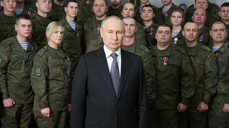 Ảnh ấn tượng tuần (2 8/1): Ukraine khai hỏa ‘vua pháo kéo’ 2A65 Msta-B, Nga ‘lập được ranh giới an toàn’ trước trừng phạt, Mỹ có tân Chủ tịch Hạ viện