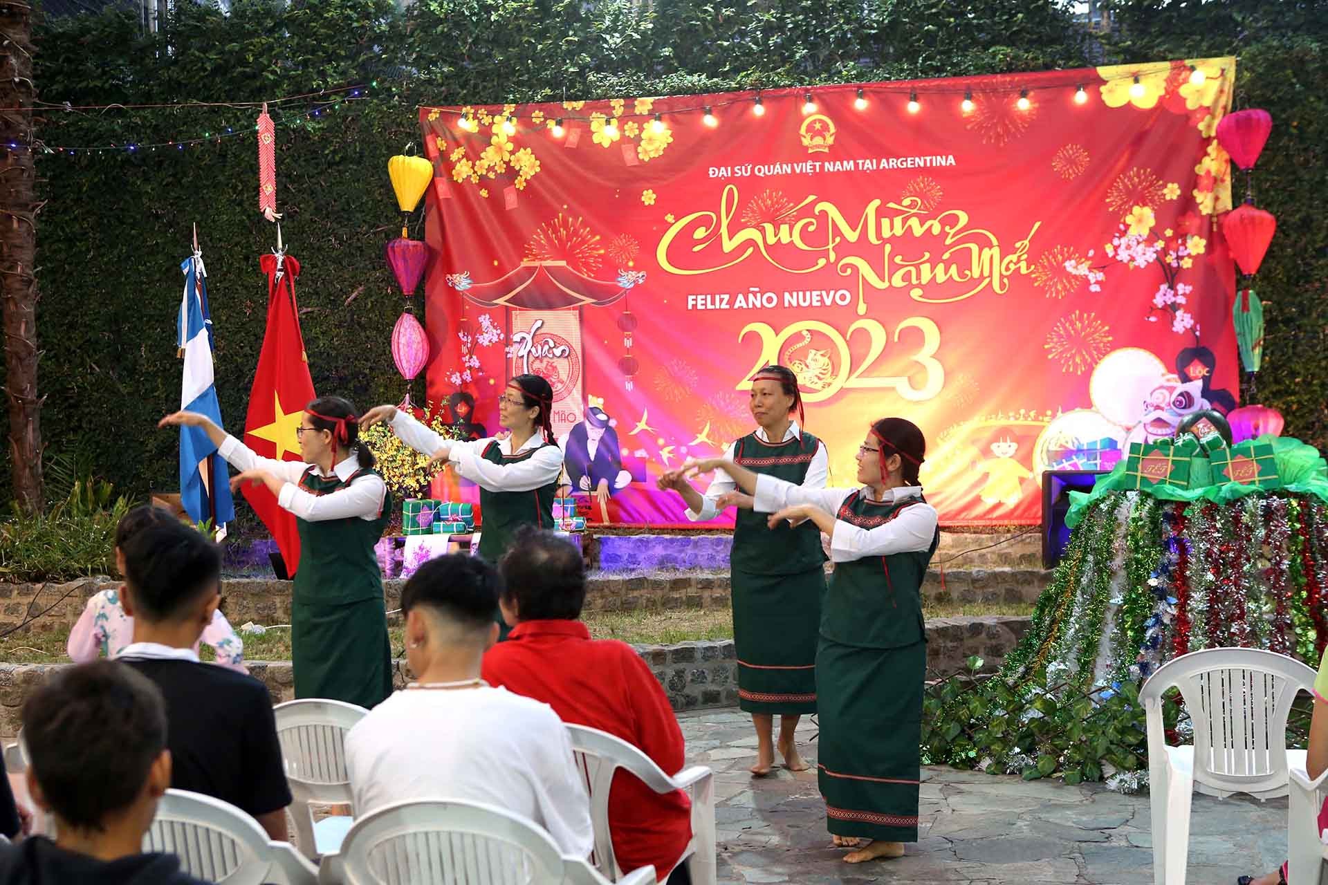 Biểu diễn Vũ điệu Tây Nguyên của Việt kiều tại Argentina. Biểu diễn Vũ điệu Tây Nguyên của Việt kiều tại Argentina.