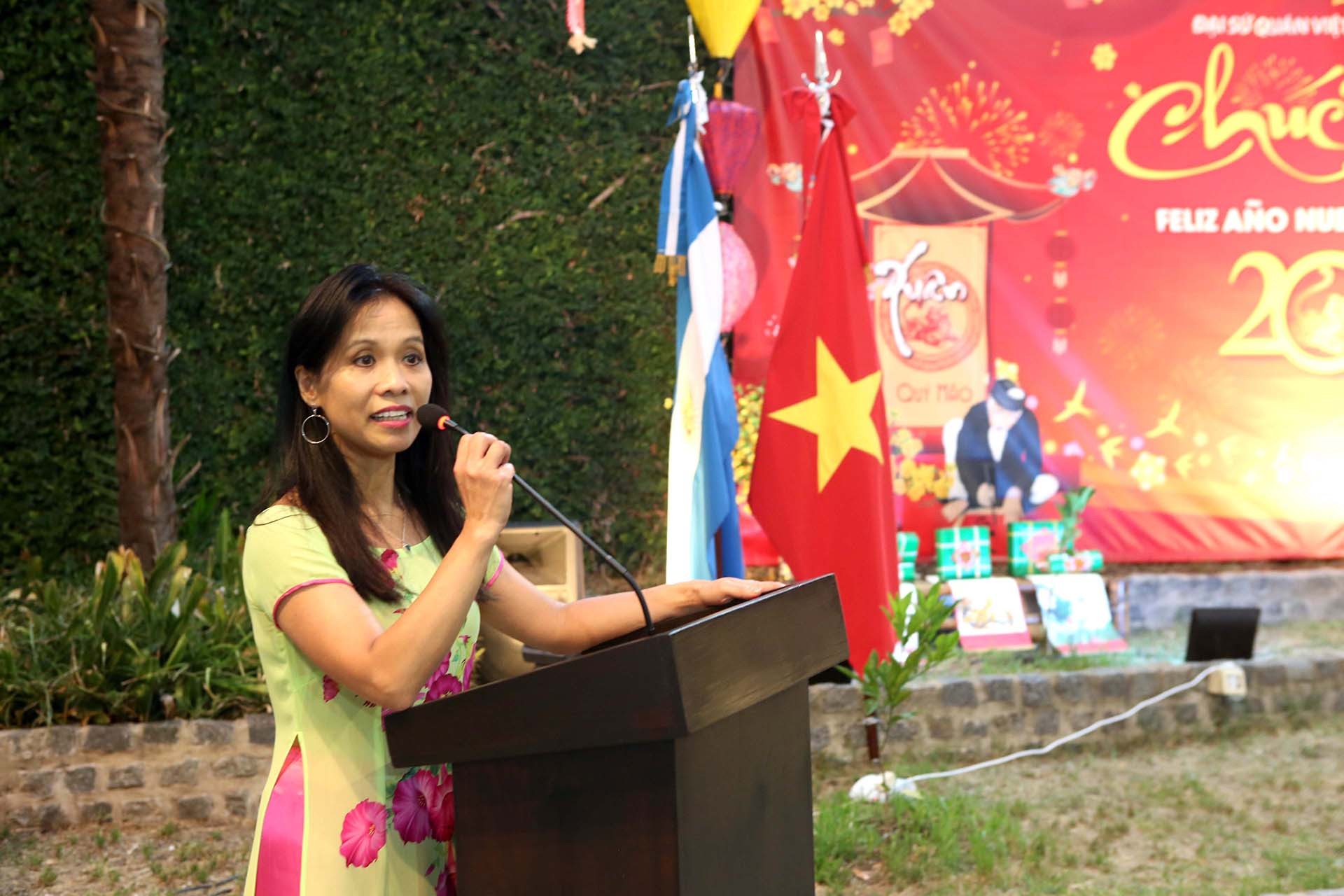 Chị Phạm Liên, Việt kiều tại Argentina phát biểu cảm tưởng. Chị Phạm Liên, Việt kiều tại Argentina phát biểu cảm tưởng.