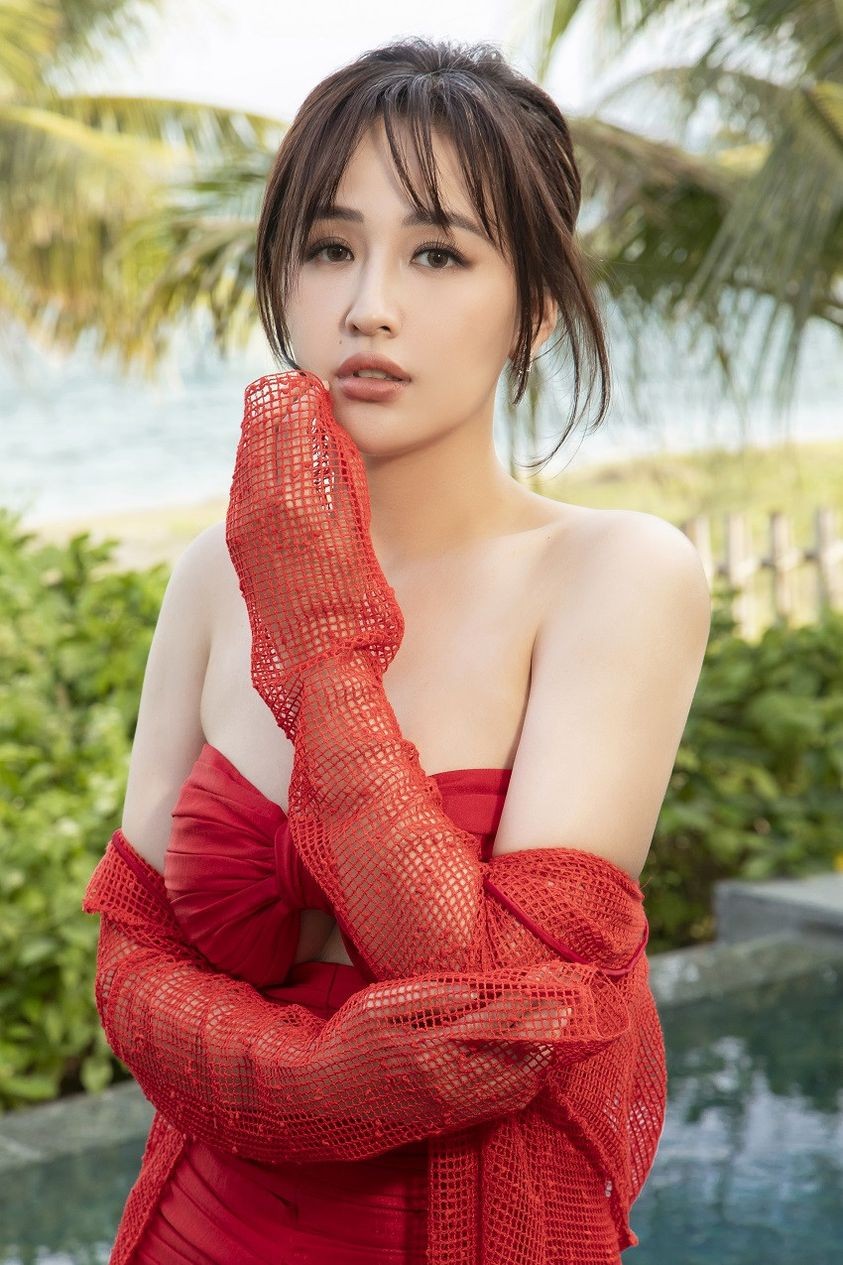 Hoa hậu Mai Phương Thúy mặc gợi cảm 'đốt mắt' fan ngày đầu năm