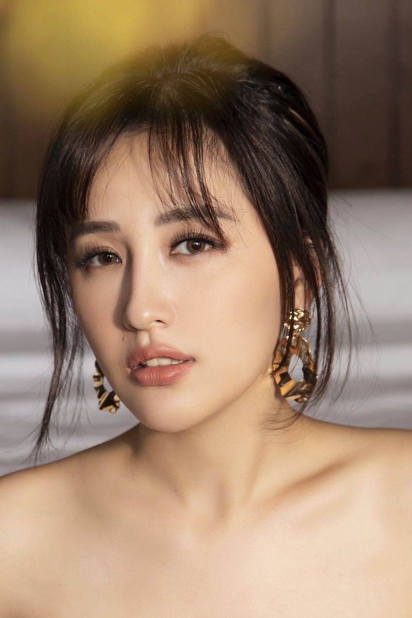 Hoa hậu Mai Phương Thúy mặc gợi cảm 'đốt mắt' fan ngày đầu năm