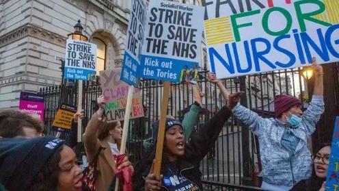 Y tá Anh sẽ tiếp tục đình công nếu lương không tăng ít nhất 10%