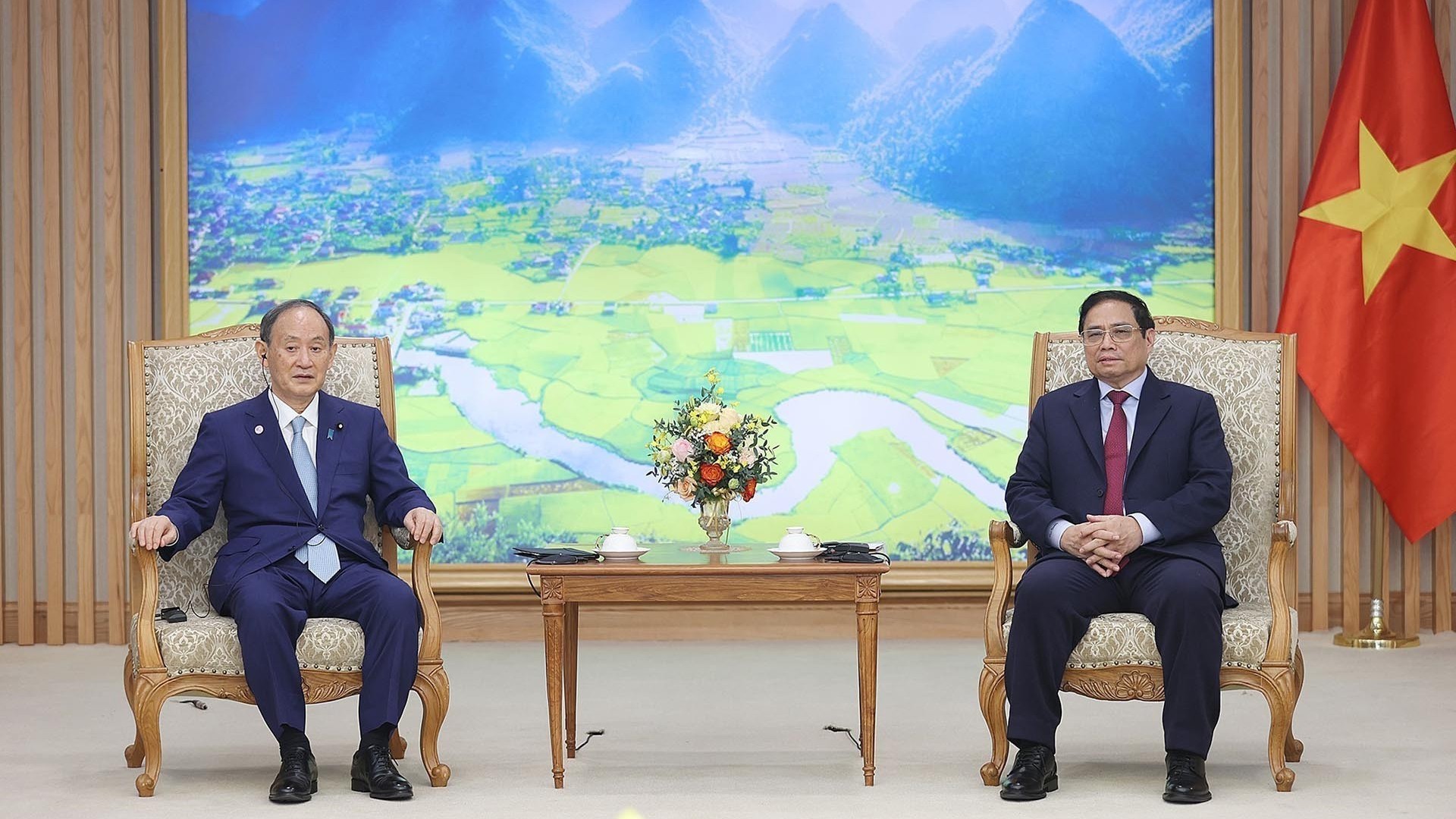 Thủ tướng Phạm Minh Chính tiếp nguyên Thủ tướng Nhật Bản Suga Yoshihide