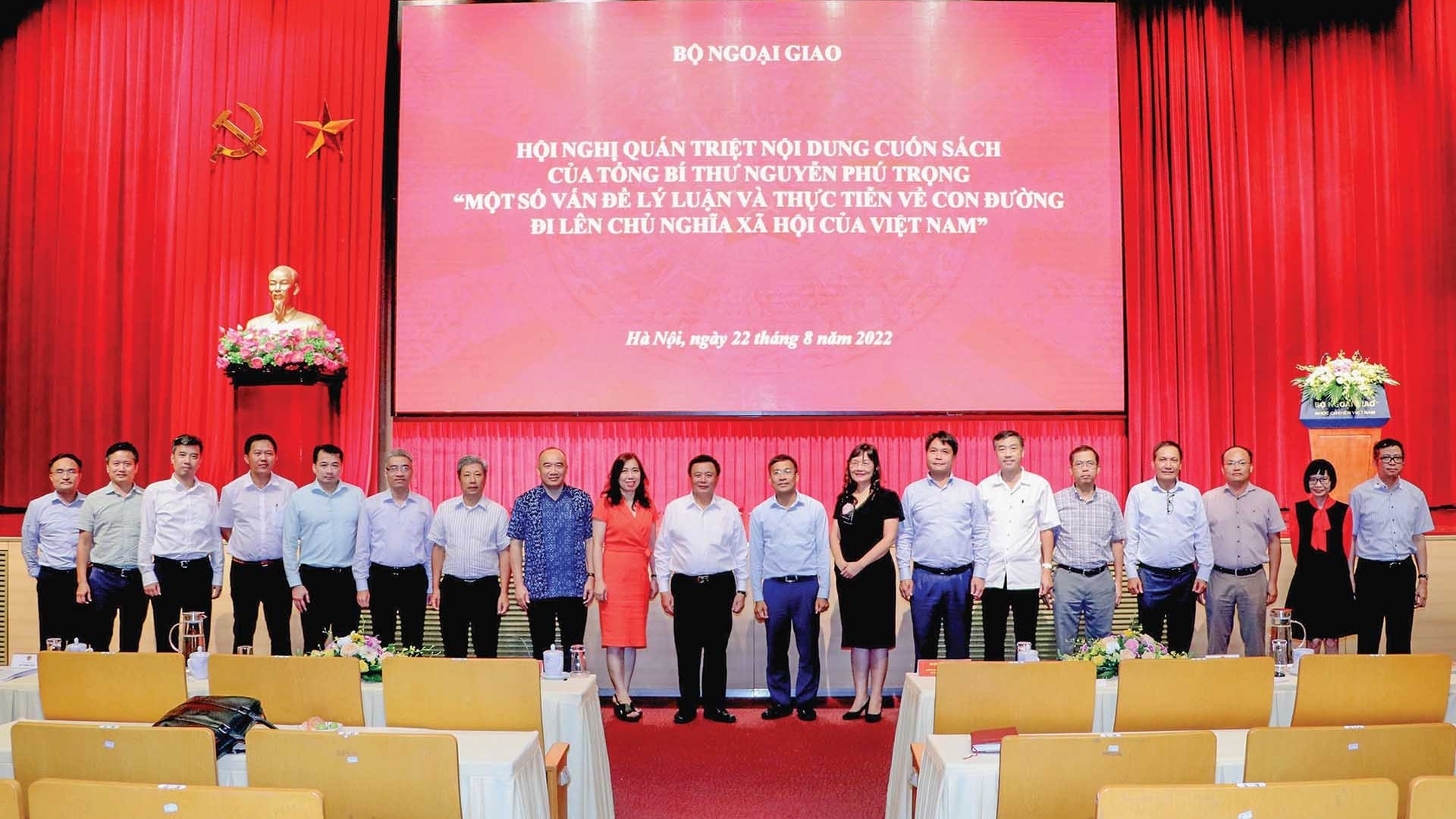 Nâng cao bản lĩnh chính trị cán bộ ngoại giao trong tình hình mới