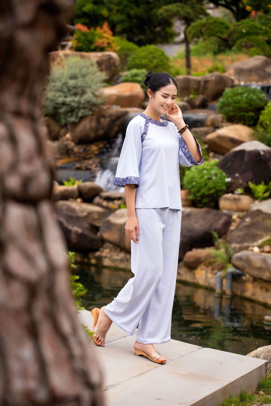 Hoa hậu Ngọc Hân dịu dàng, duyên dáng khi làm mẫu bộ sưu tập pháp phục vãn cảnh chùa