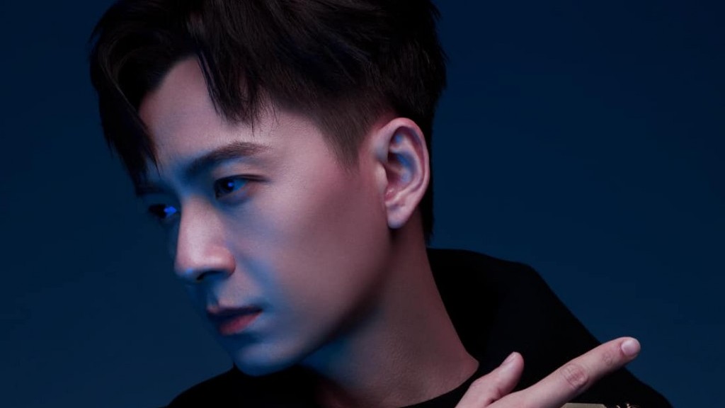 Ngô Kiến Huy đăng ảnh lịch lãm, lạnh lùng