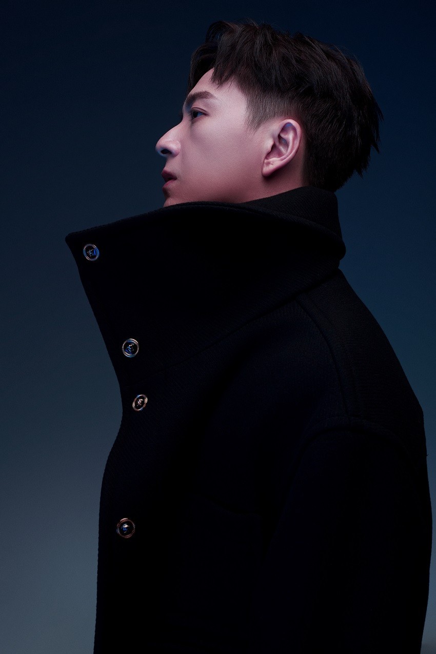 Ngô Kiến Huy đăng ảnh lịch lãm