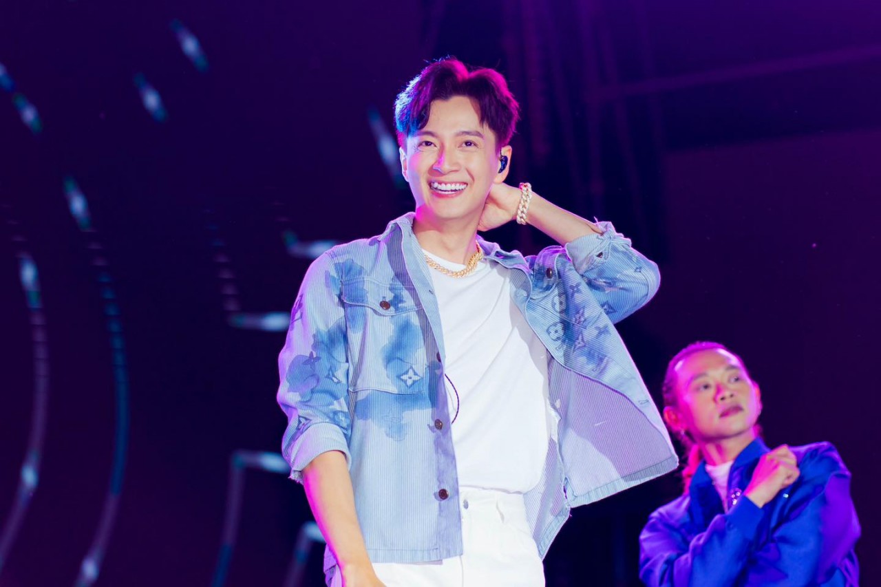 Ngô Kiến Huy đăng ảnh lịch lãm