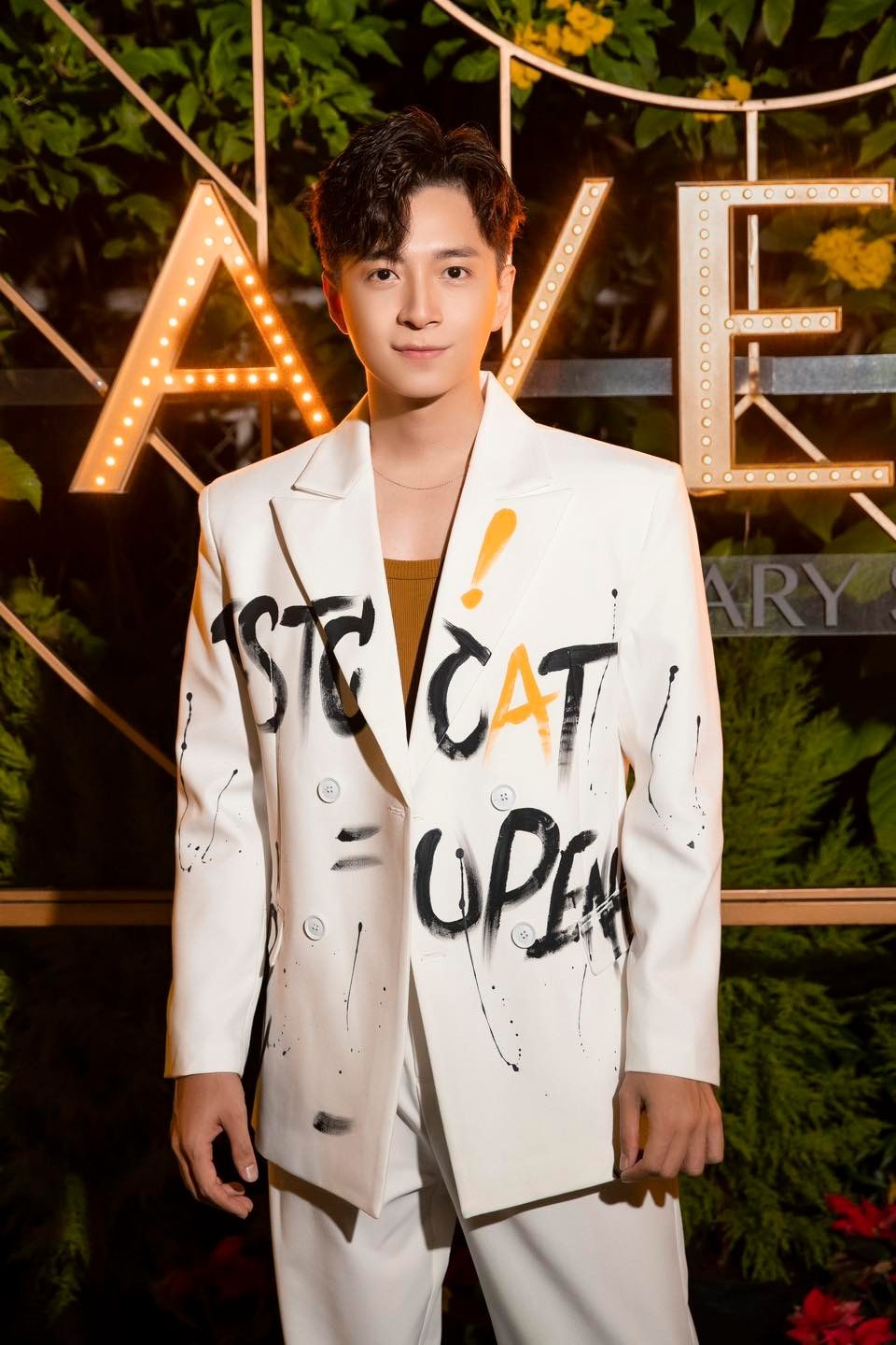 Ngô Kiến Huy đăng ảnh lịch lãm