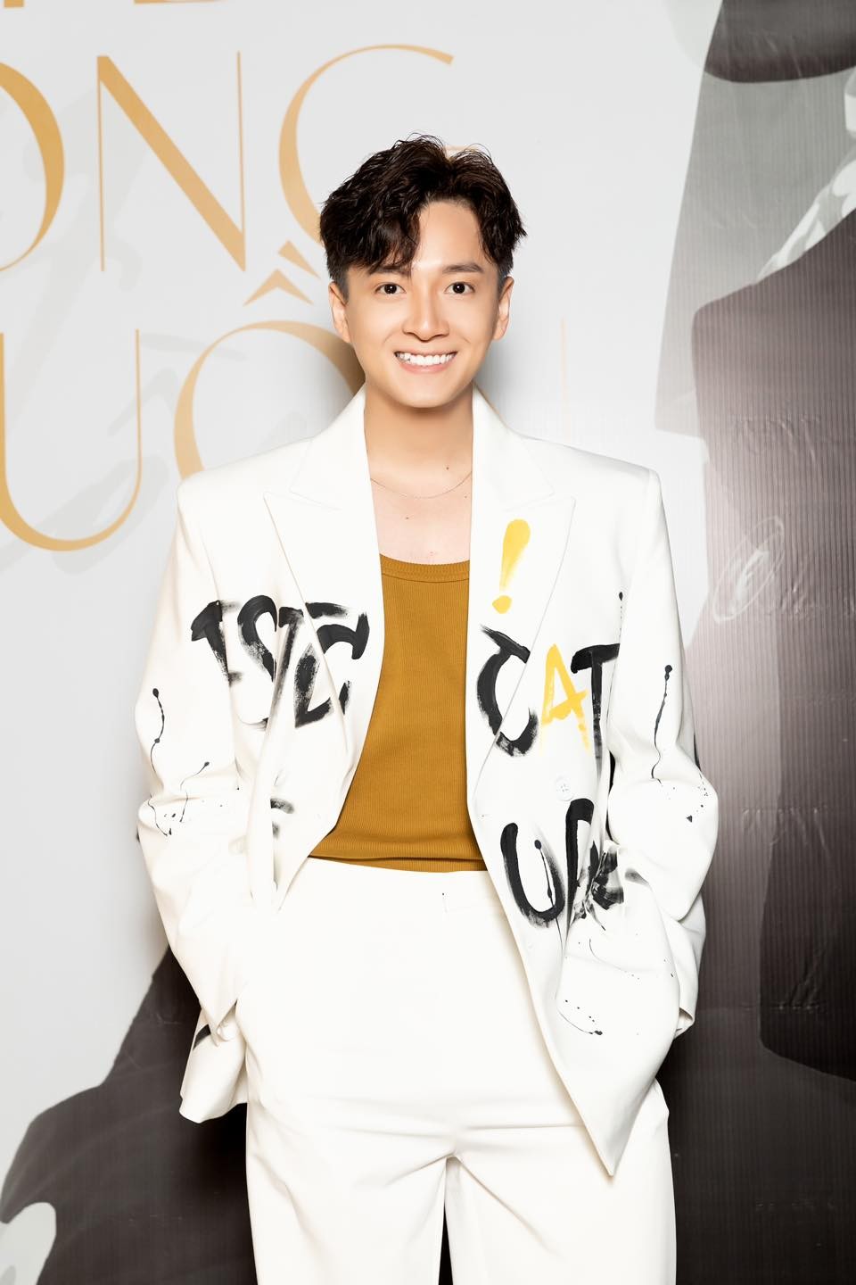 Ngô Kiến Huy đăng ảnh lịch lãm