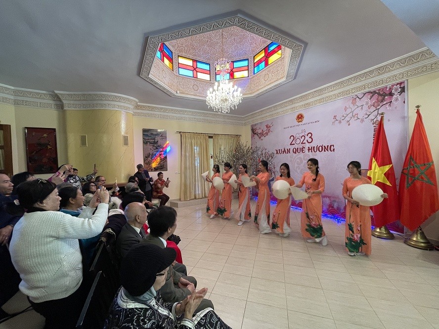 Bà con kiều bào được thưởng thức những tiết mục văn nghệ đậm đà tình cảm quê hương do các em sinh viên biểu diễn. (Nguồn: ĐSQ VN tại Morocco)