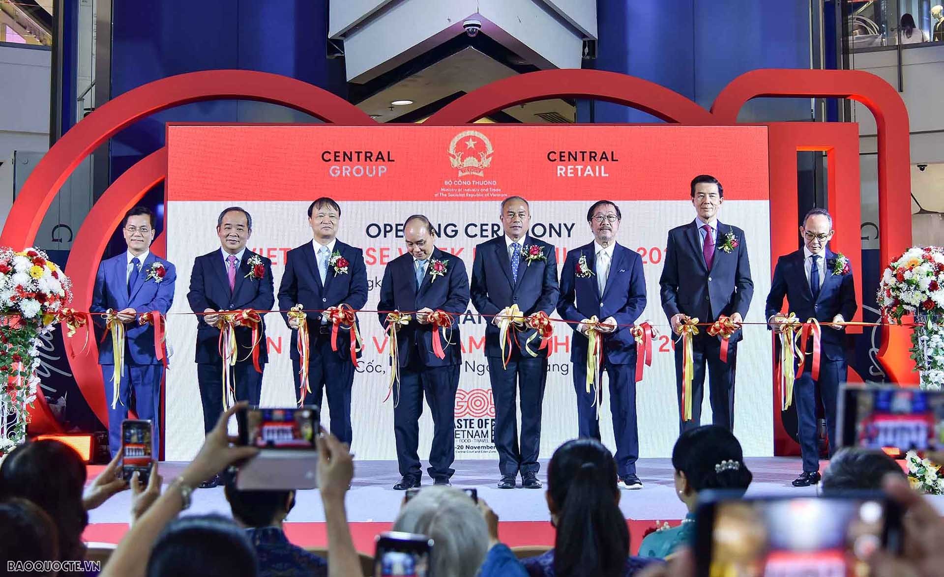 Chủ tịch nước Nguyễn Xuân Phúc, cùng các đại biểu cắt băng khởi động Tuần hàng Việt Nam tại Thái Lan năm 2022, ngày 17/11, tại Bangkok. (Ảnh: Nguyễn Hồng) Chủ tịch nước Nguyễn Xuân Phúc, cùng các đại biểu cắt băng khởi động Tuần hàng Việt Nam tại Thái Lan năm 2022, ngày 17/11, tại Bangkok. (Ảnh: Nguyễn Hồng)