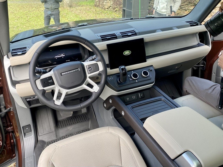 Cận cảnh chi tiết Land Rover Defender 130 tại Việt Nam, giá gần 6 tỷ đồng