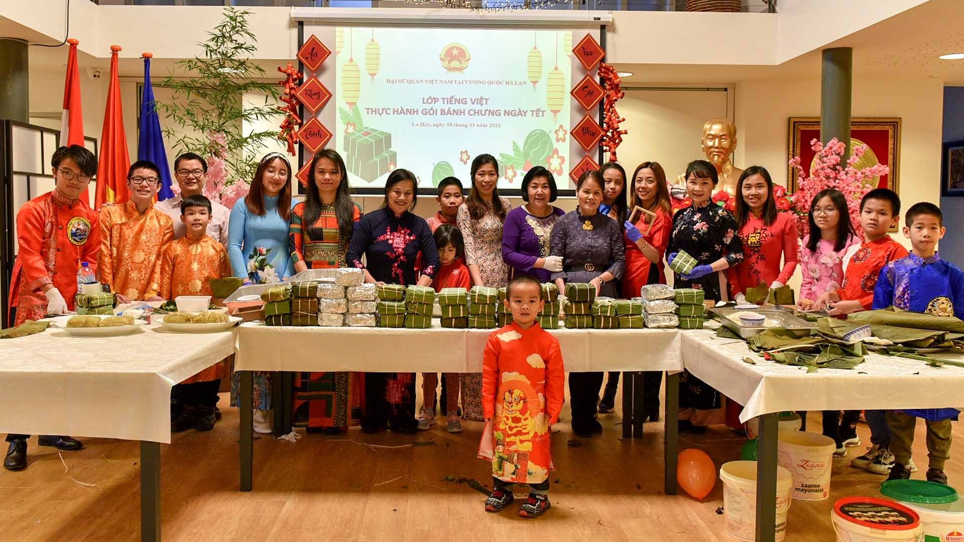 Học sinh lớp tiếng Việt tại Hà Lan thực hành gói bánh chưng