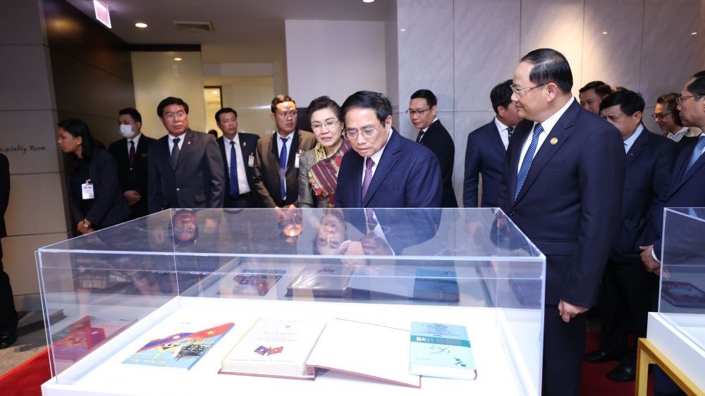 Đặc san 'Tình Việt-Lào anh em: Mãi mãi không bao giờ phai' thu hút sự quan tâm của độc giả Lào