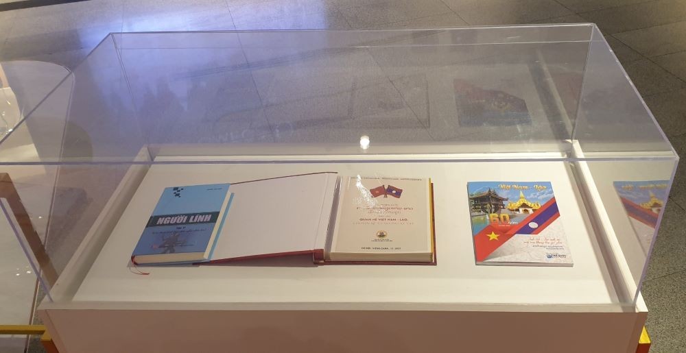 Đặc san “Tình Việt – Lào anh em: Mãi mãi không bao giờ phai” thu hút sự quan tâm của độc giả Lào