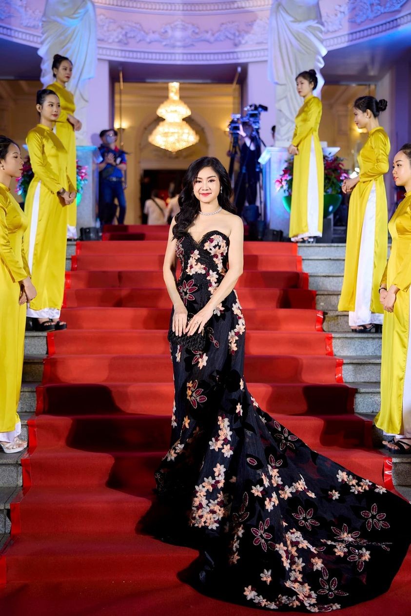 NSND Thu Hà đẹp lộng lẫy