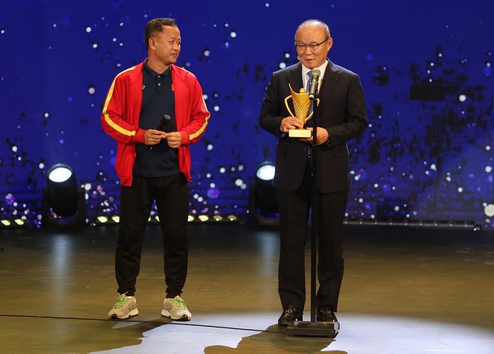 HLV Park Hang-seo được bầu chọn cho danh hiệu Chuyên gia nước ngoài của năm với thành tích cùng U23 Việt Nam bảo vệ thành công huy chương vàng SEA Games và đưa tuyển Việt Nam vào vòng loại cuối cùng World Cup 2022. Nhà cầm quân người Hàn Quốc sẽ hết hạn hợp đồng với VFF vào cuối tháng này. Ông cho biết sẽ cố gắng hết sức mình để giúp tuyển Việt Nam vô địch AFF Cup 2022.