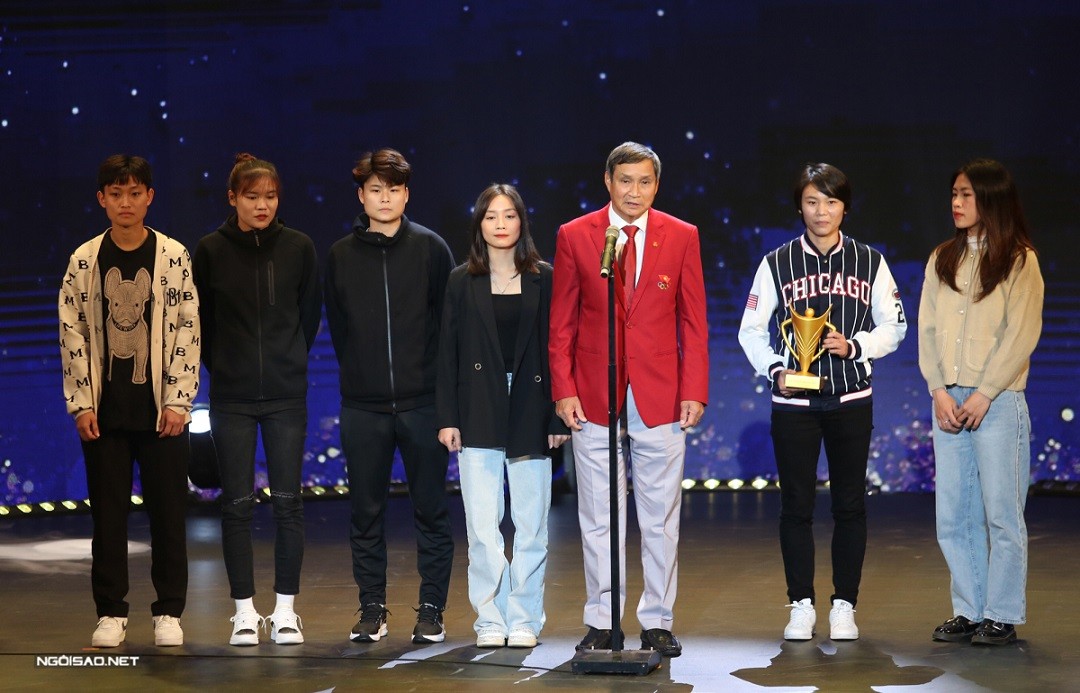 Bên cạnh đó, HLV Mai Đức Chung cùng tuyển nữ Việt Nam còn giành chiến thắng ở hạng mục Đội tuyển của năm.