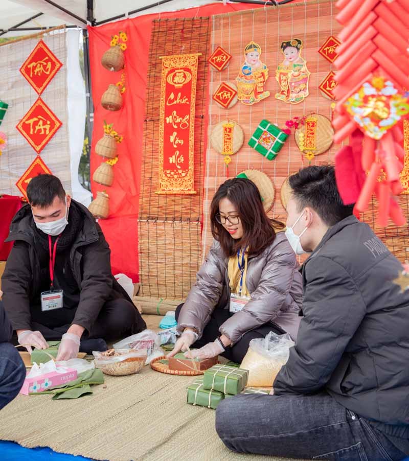 Đến với lễ hội Xuân quê hương 2023 mọi người được trải nghiệm gói bánh bánh chưng, chợ hoa Tết, xin chữ đầu năm, lì xì may mắn, các trò chơi gian Việt Nam.