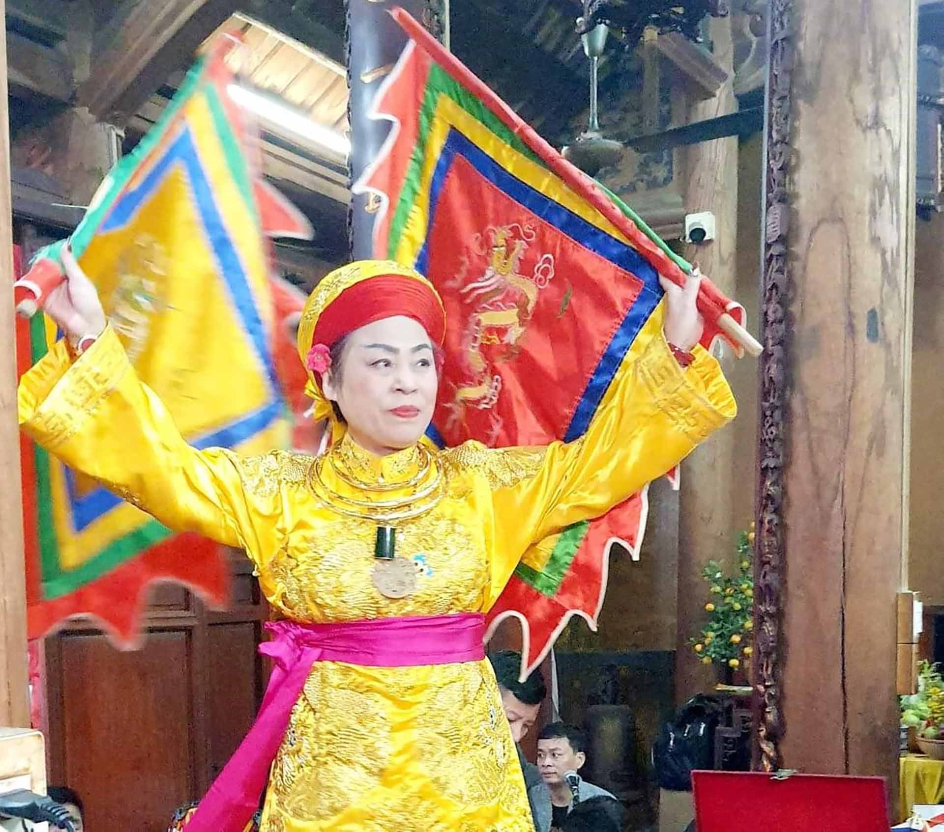 Chị Trần Trung trong giá ông Hoàng Mười. (Ảnh: MH)