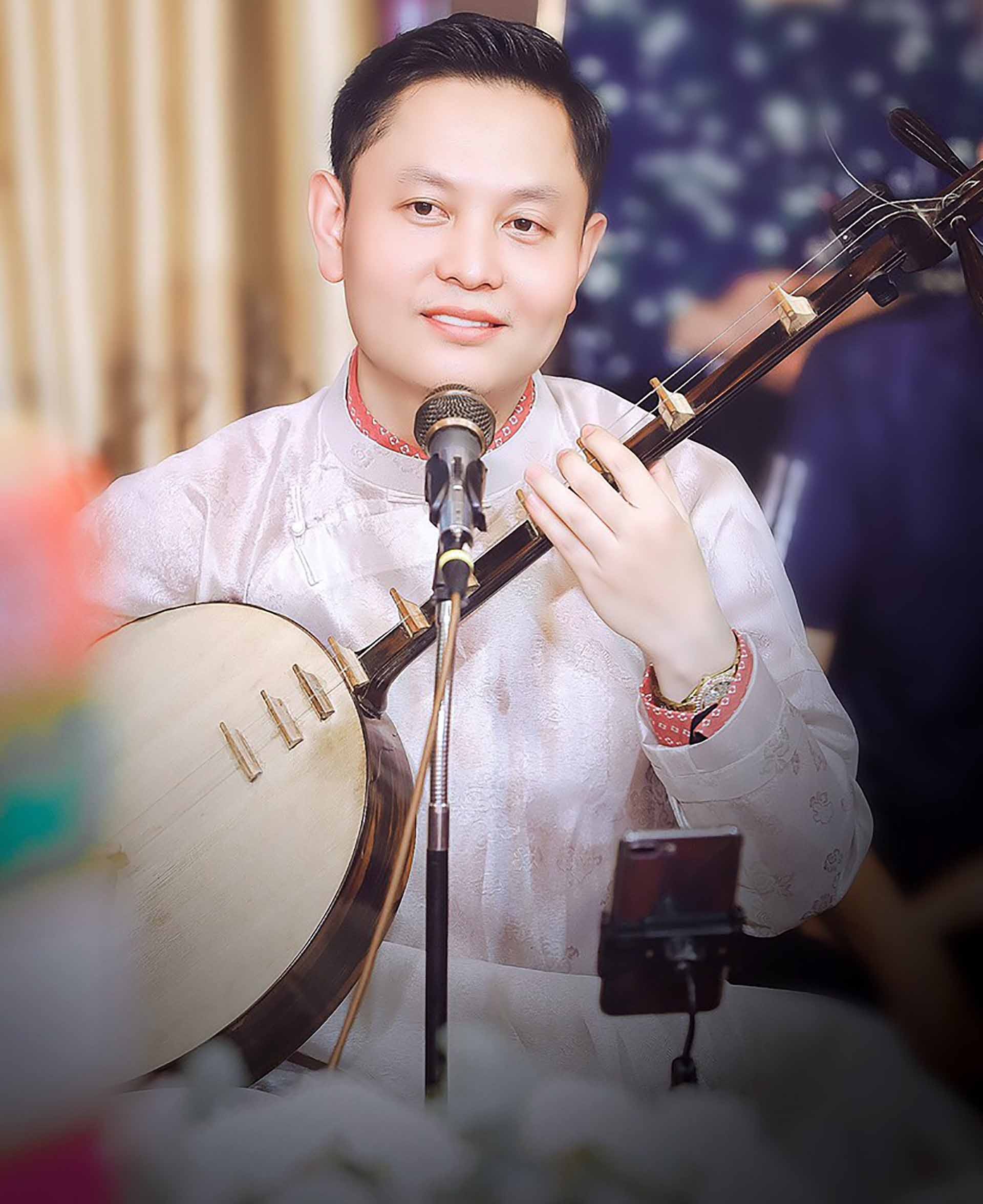 Nghệ nhân chầu văn Bùi Văn Nam. (Ảnh: NVCC)