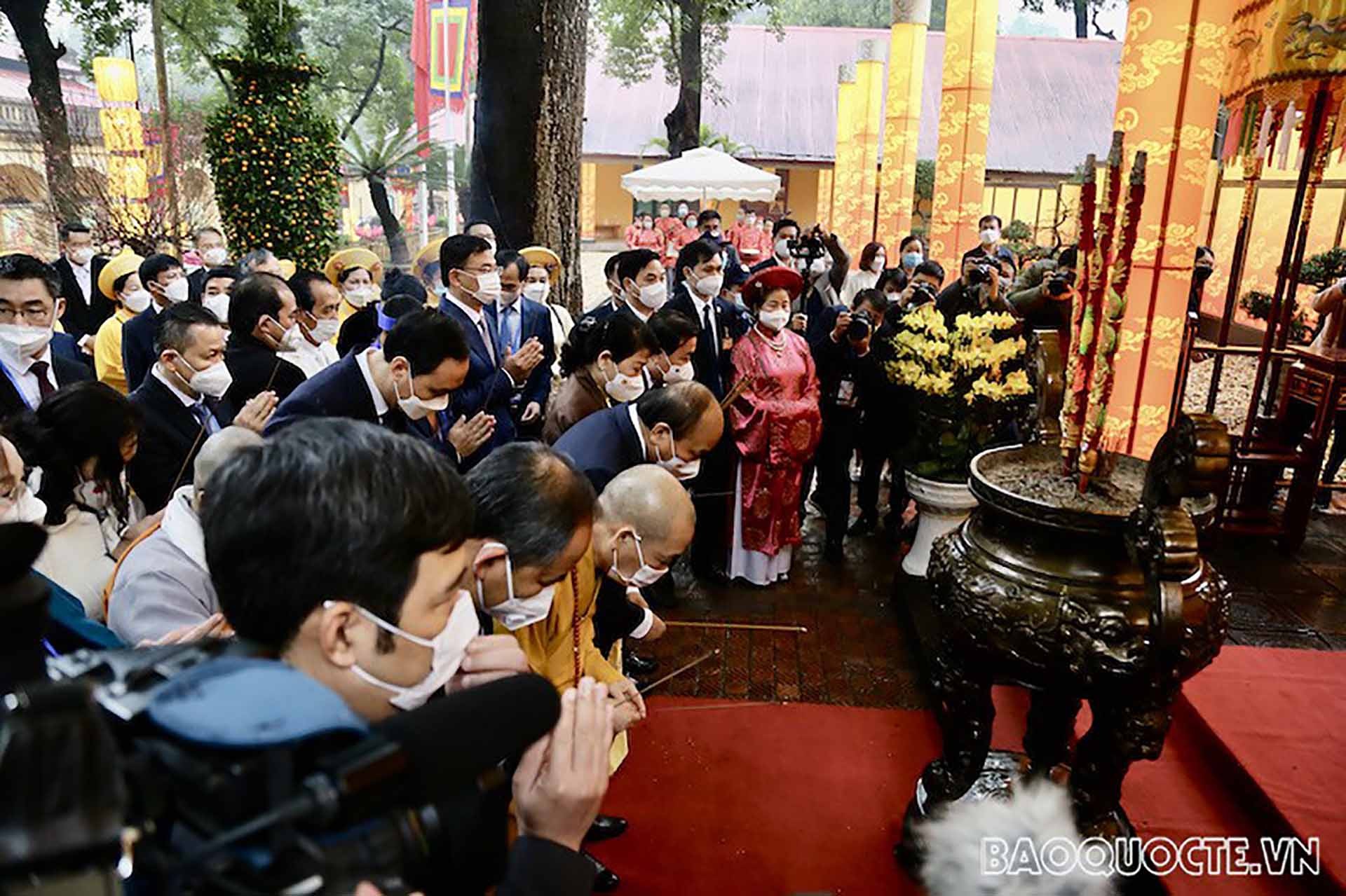 Chủ tịch nước Nguyễn Xuân Phúc và Phu nhân cùng đoàn đại biểu kiều bào làm lễ dâng hương tại Điện Kính Thiên, Hoàng Thành Thăng Long, Xuân Quê hương 2022. (Ảnh: Duy Quang)