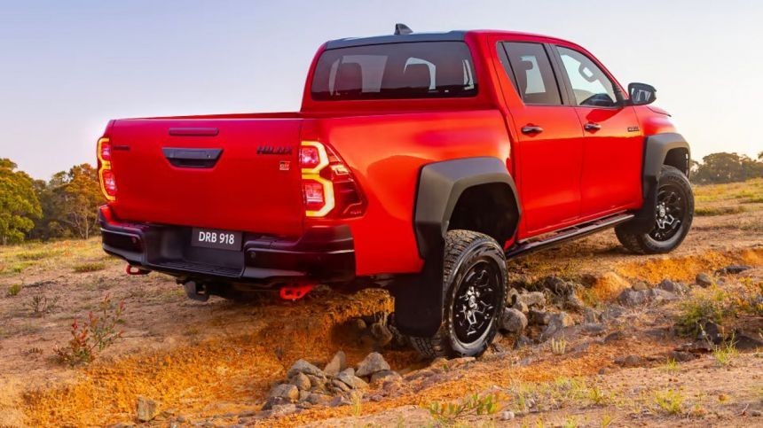 Các tính năng an toàn và giá bán của Toyota Hilux GR Sport 2023 chưa được công bố