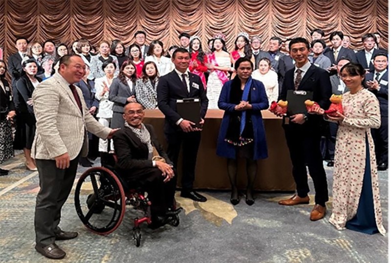 Ông Phạm Việt Hoài Chủ tịch HĐQT, công ty Cổ phần KymViet tặng Hiệp hội doanh nghiệp Kyushu-Việt Nam, những chú mèo may mắn làm thủ công từ đôi tay khéo léo của những người khuyết tật KymViet.