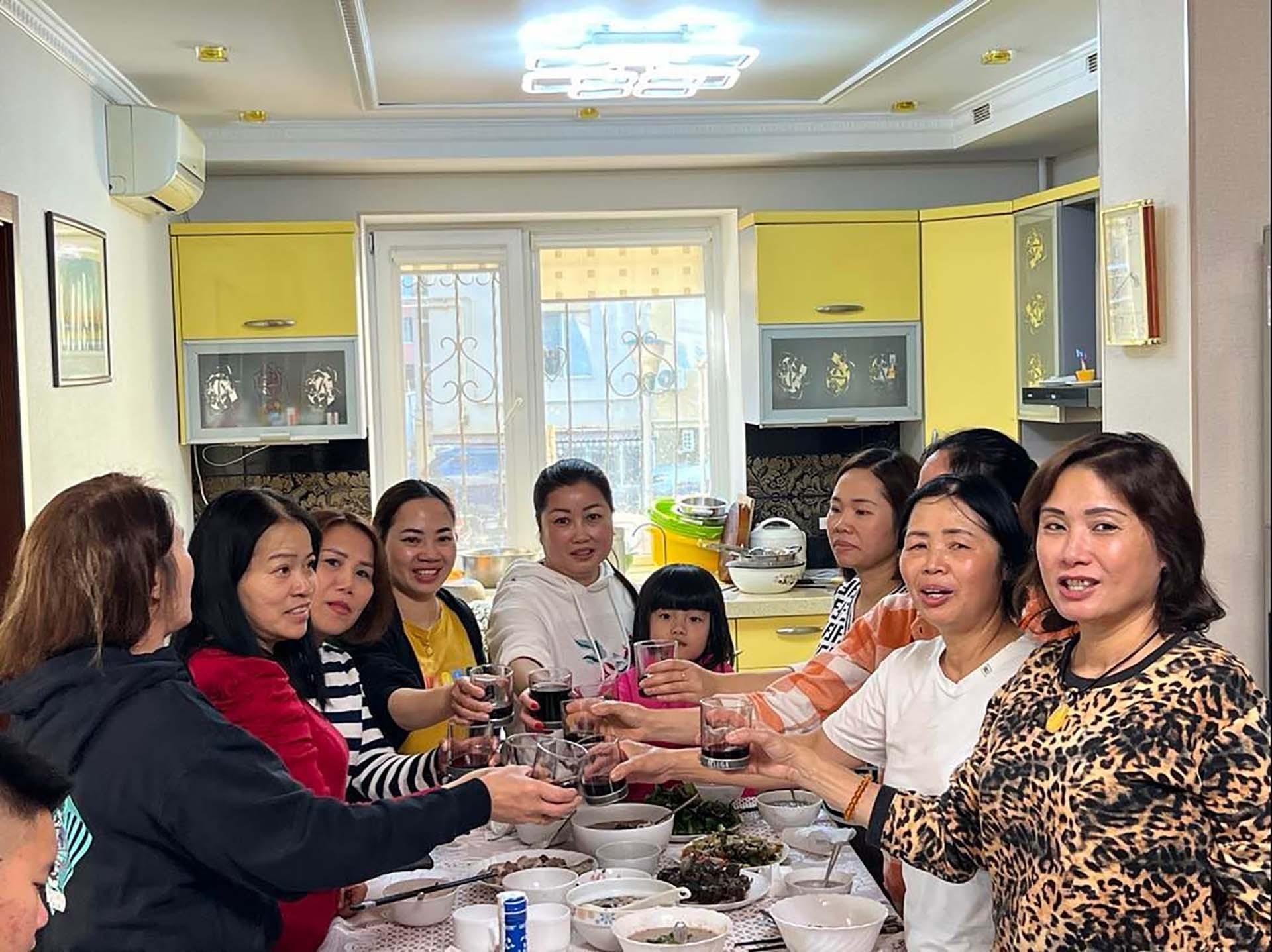 Một bữa cơm ấm cúng của người Việt tại Ukraine.