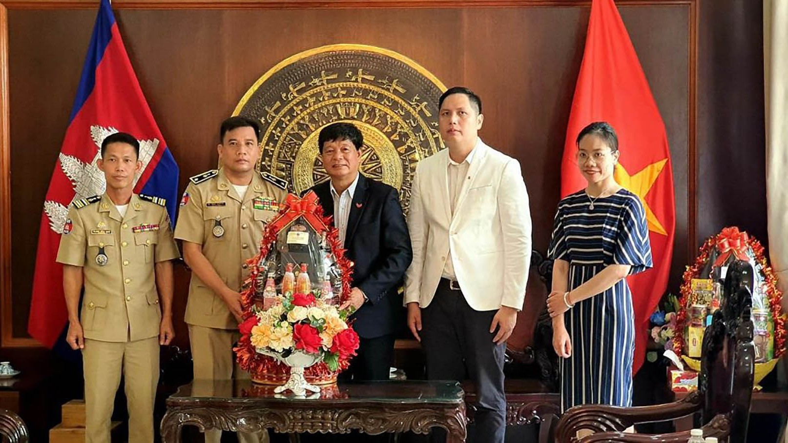 Tâm tình cán bộ ngoại giao trẻ xa xứ