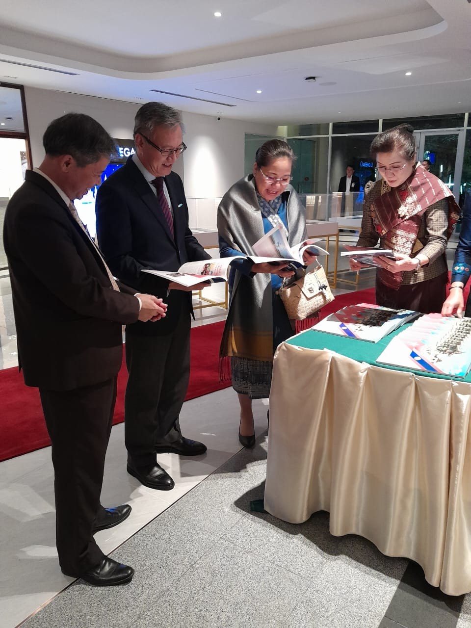 Đặc san 'Tình Việt Lào anh em: Mãi mãi không bao giờ phai' thu hút sự quan tâm của độc giả Lào