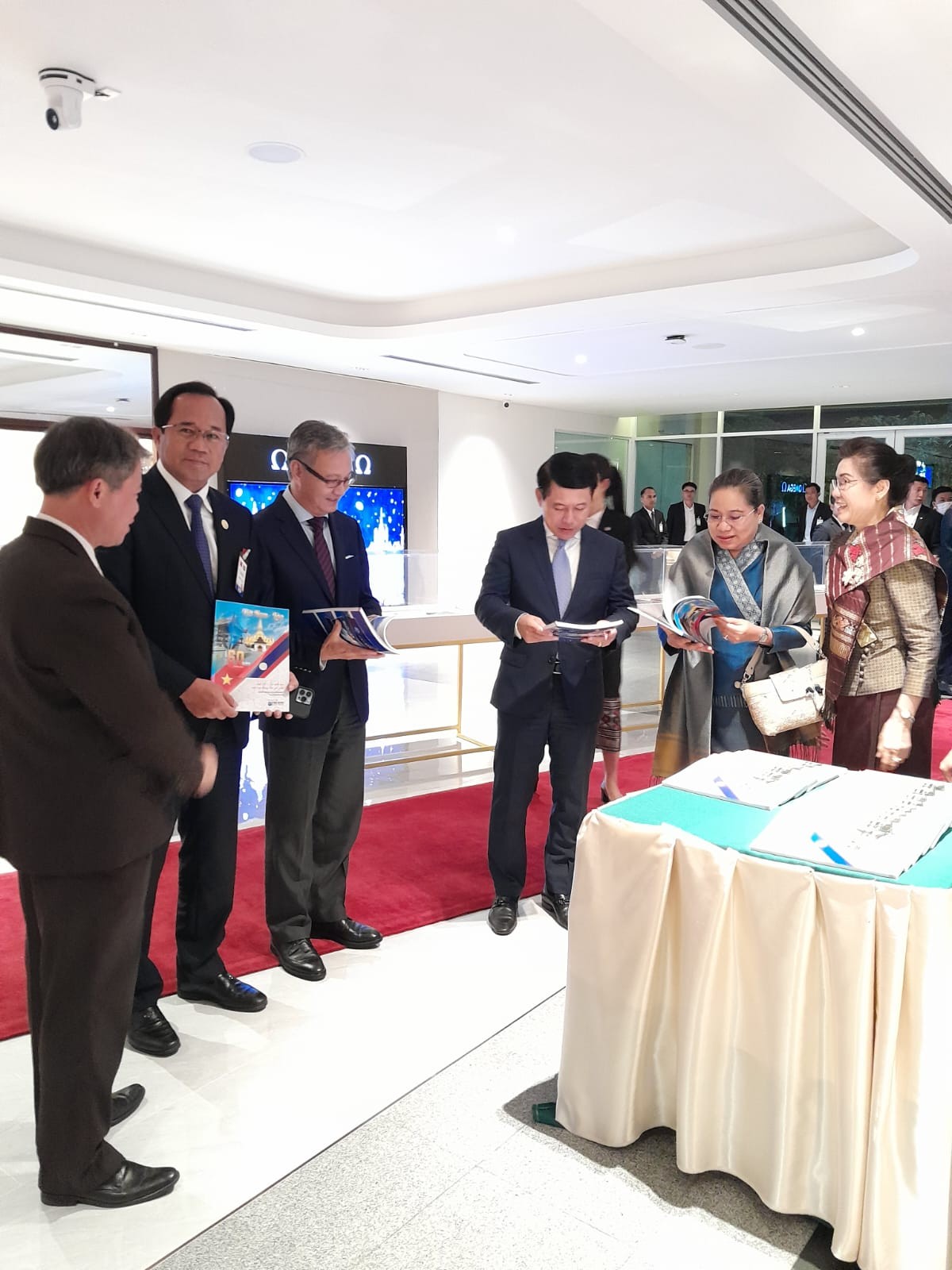 Đặc san 'Tình Việt Lào anh em: Mãi mãi không bao giờ phai' thu hút sự quan tâm của độc giả Lào