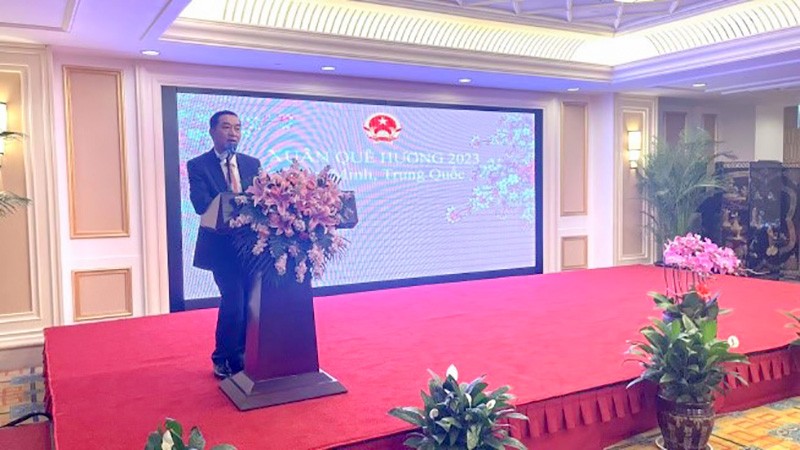 Tổng Lãnh sự Hoàng Minh Sơn phát biểu chúc mừng năm mới toàn thể quan khách.