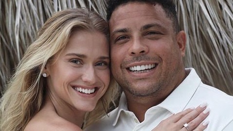 Huyền thoại bóng đá Brazil Ronaldo đính hôn với bạn gái lâu năm