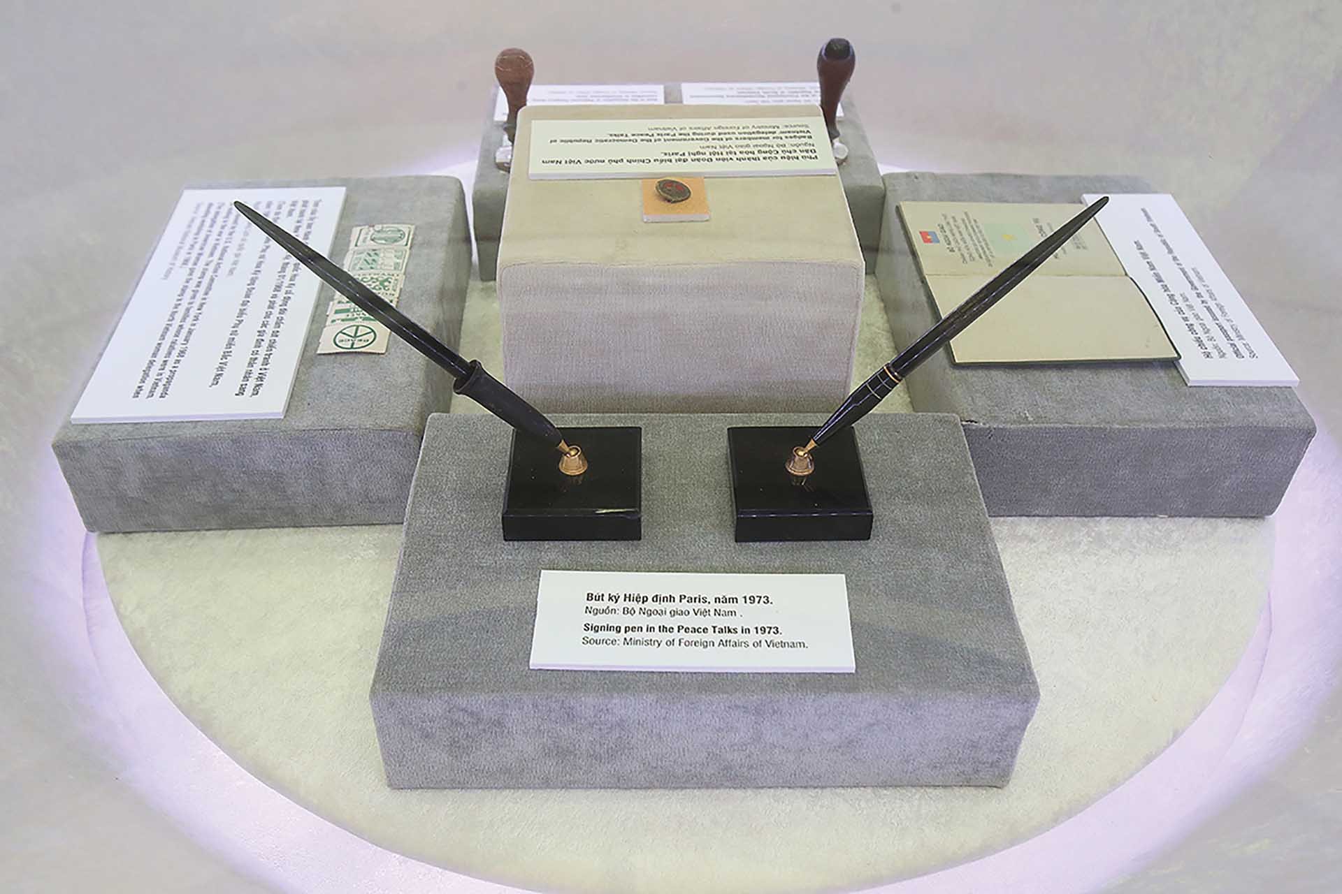 Các hiện vật gồm: hộ chiếu công vụ, bút ký Hiệp định Paris năm 1973, phù hiệu thành viên đoàn đại biểu Chính phủ nước Việt Nam Dân chủ Cộng hòa, con dấu... tại triển lãm “Hội nghị Paris - Đường đến hòa bình”, ngày 12/07/2018 tại Bảo tàng Hà Nội. Các hiện vật gồm: hộ chiếu công vụ, bút ký Hiệp định Paris năm 1973, phù hiệu thành viên đoàn đại biểu Chính phủ nước Việt Nam Dân chủ Cộng hòa, con dấu... tại triển lãm “Hội nghị Paris - Đường đến hòa bình”, ngày 12/07/2018 tại Bảo tàng Hà Nội.