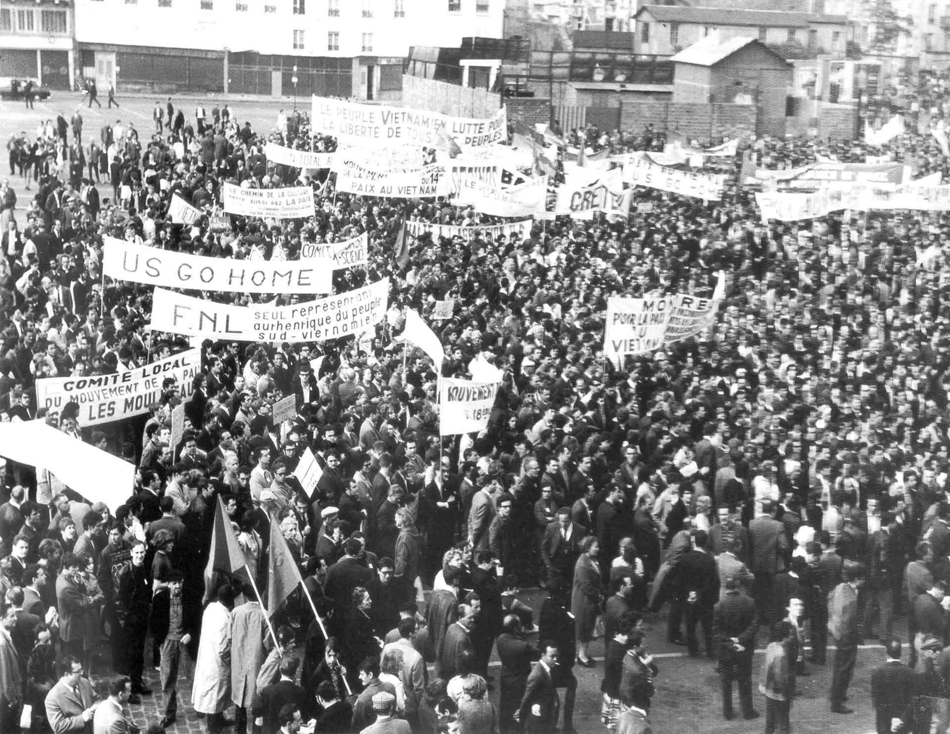 Bạn bè quốc tế mít-tinh ủng hộ Việt Nam.