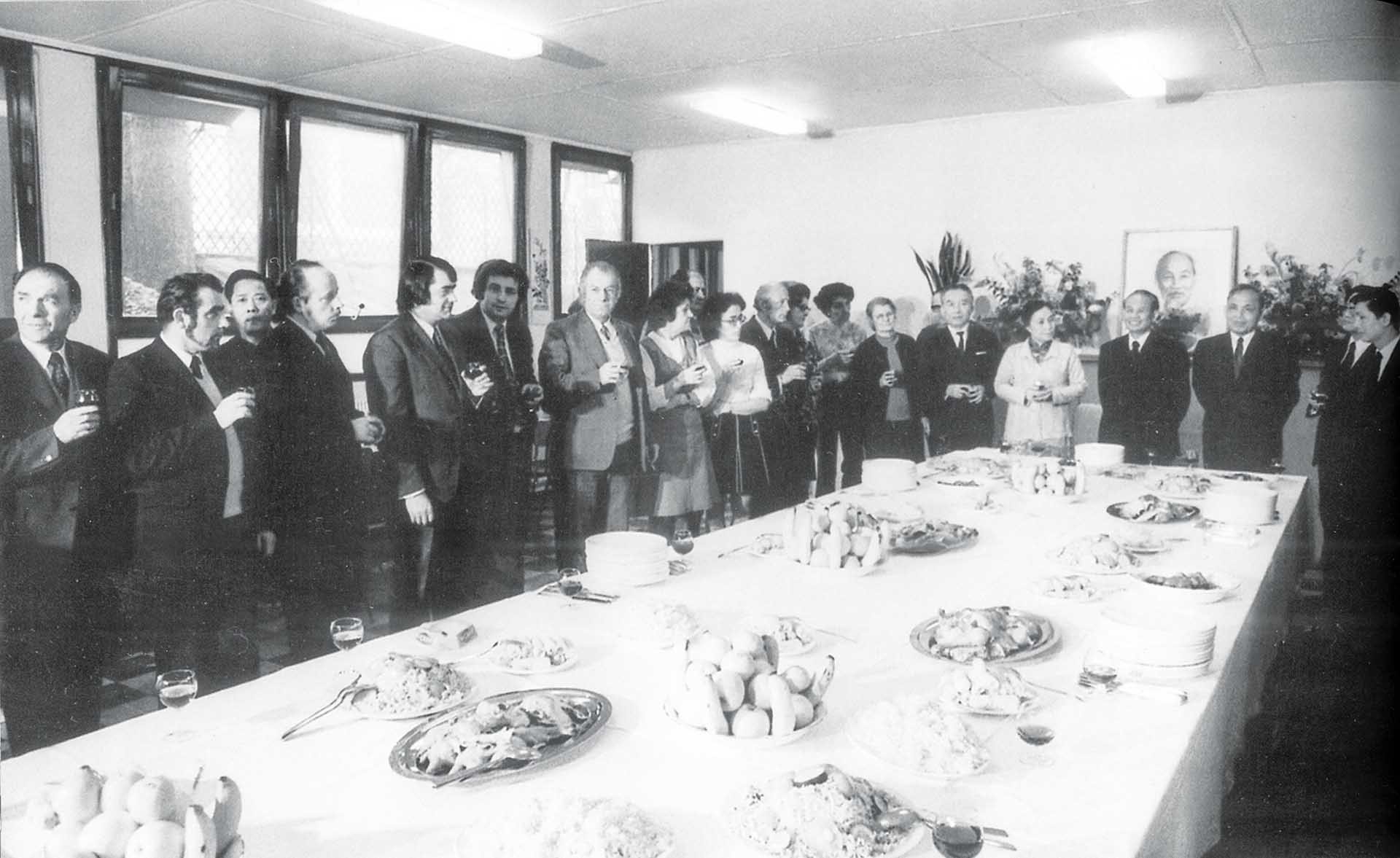 Sau khi ký Hiệp định chấm dứt chiến tranh, lập lại hòa bình ở Việt Nam. Đoàn đại biểu chính phủ ta tại Hội nghị Paris về Việt Nam đã tổ chức chiêu đãi cảm ơn các bạn Pháp do Đảng Cộng sản Pháp cử đến hỗ trợ đoàn.