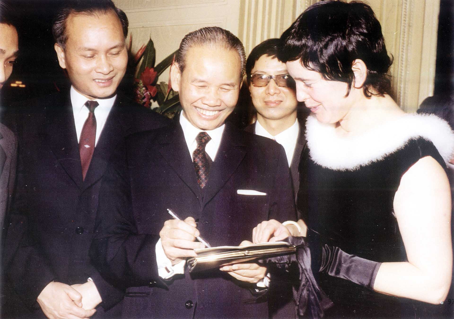 Cô Raymonde Dien xin chữ ký ông Xuân Thủy