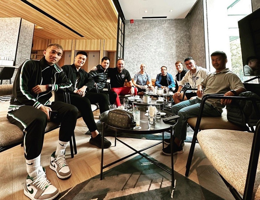 HLV Thái Lan Mano Polking 'hẹn hò cà phê' một số cựu cầu thủ CLB TP. Hồ Chí Minh