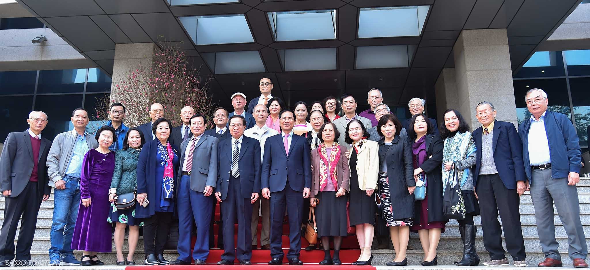 Bộ trưởng Bùi Thanh Sơn chúc Tết cán bộ hưu trí Bộ Ngoại giao