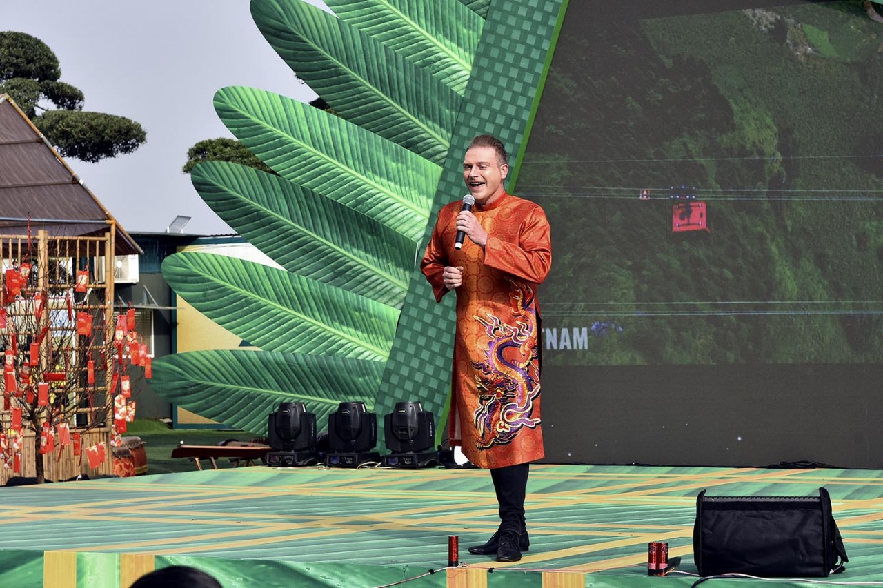 Hàng trăm kiều bào dự Hội chợ Happy Tết 2023 và đường hoa Home Hanoi Xuan 2023