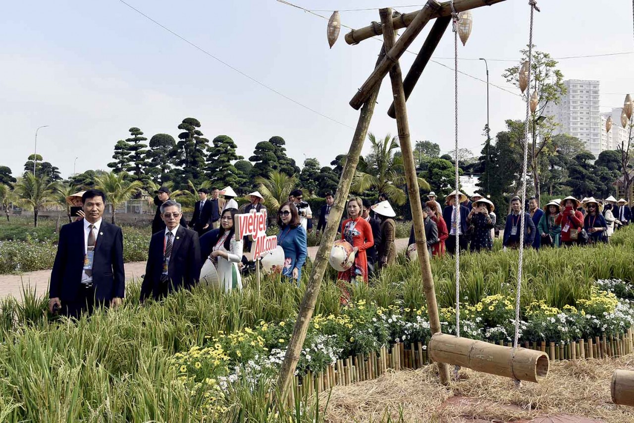 Hàng trăm kiều bào dự Hội chợ Happy Tết 2023 và đường hoa Home Hanoi Xuan 2023