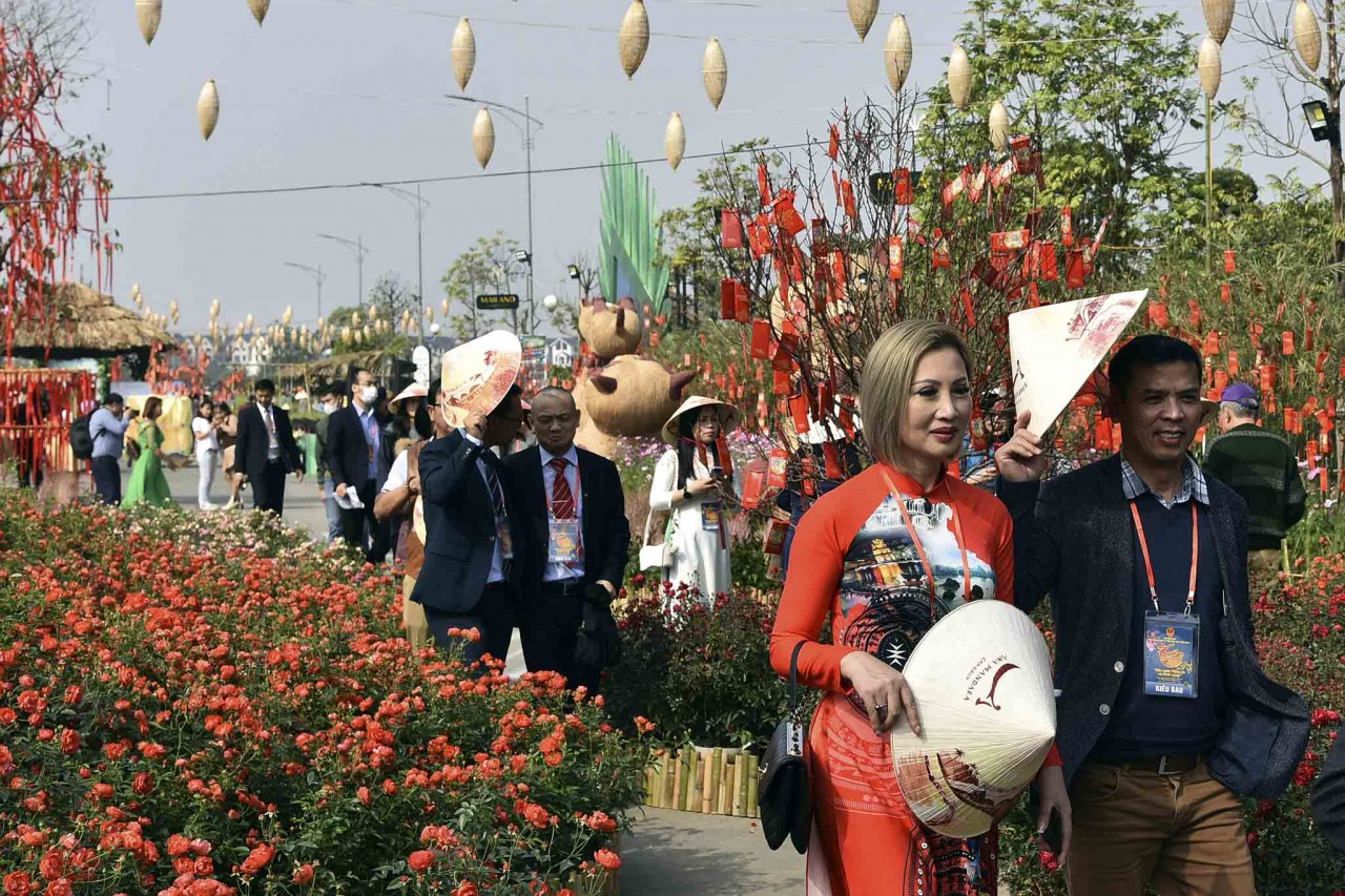 Hàng trăm kiều bào dự Hội chợ Happy Tết 2023 và đường hoa Home Hanoi Xuan 2023